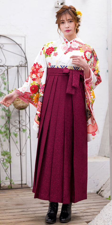 卒業式袴レンタル 着物：白に短冊金散し花／BBB473 袴：赤サクラ小紋／ASK091