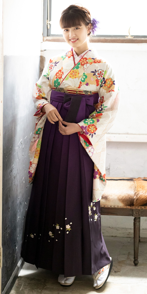 卒業式袴レンタル 着物：クリーム扇面に流し花／CCC599 袴：ムラサキボカシシシュウ／MBS061