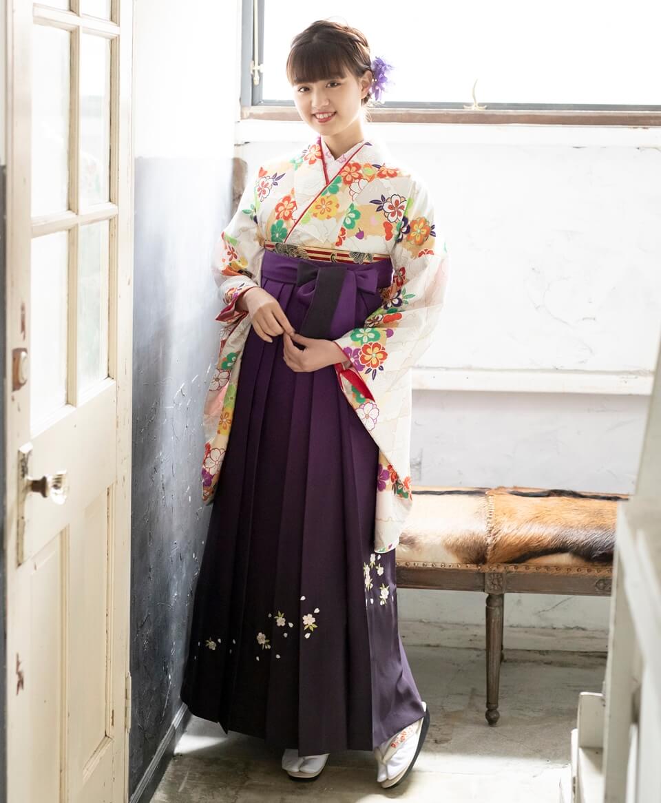 花柄を引き立たせるクリーム色の生地がより爽やかな印象に。