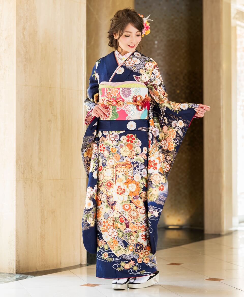 吉祥文様の花々を、繊細なまでに着物一面に描いた豪華なお振袖。