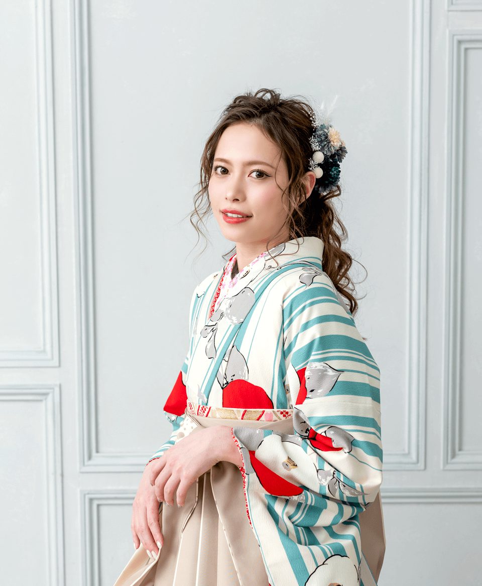 卒業式袴レンタル 着物：白地水色縞に椿／BBB431 袴：ベージュライン紐水玉／BLD927