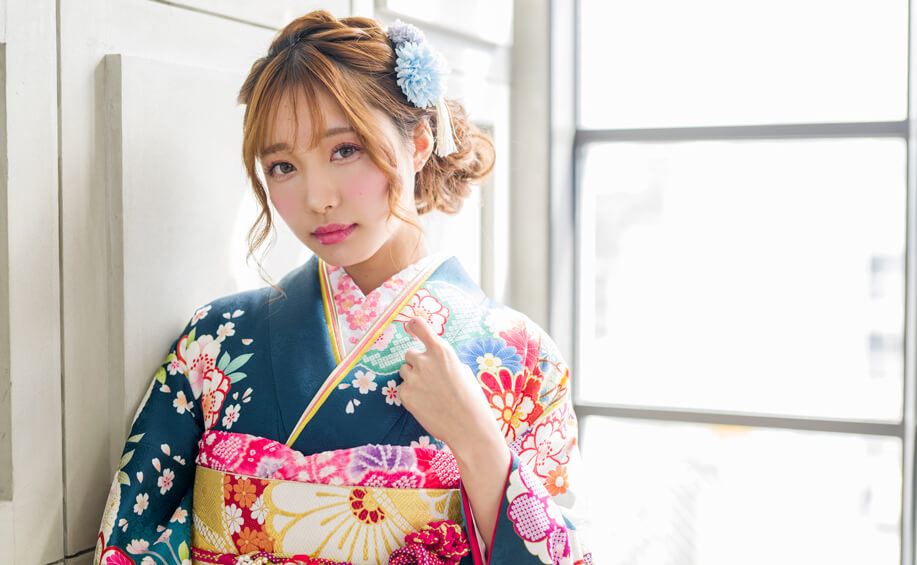 成人式の振袖を安心してレンタルしている女性