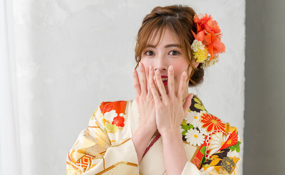 振袖レンタルの価格に驚く女性