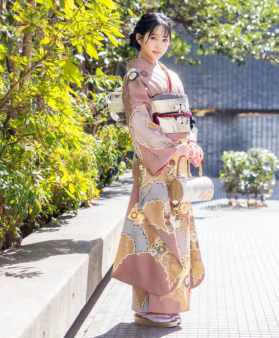 成人式にバッグを持った振袖姿の女性