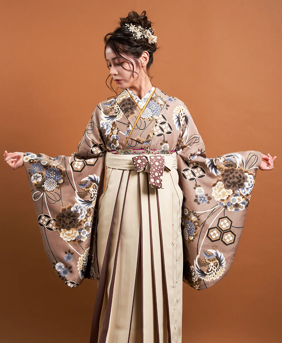 卒業式袴レンタル 着物：チャコール和花ブーケ／BBB488 袴：クリームラインすだれ／CSD087