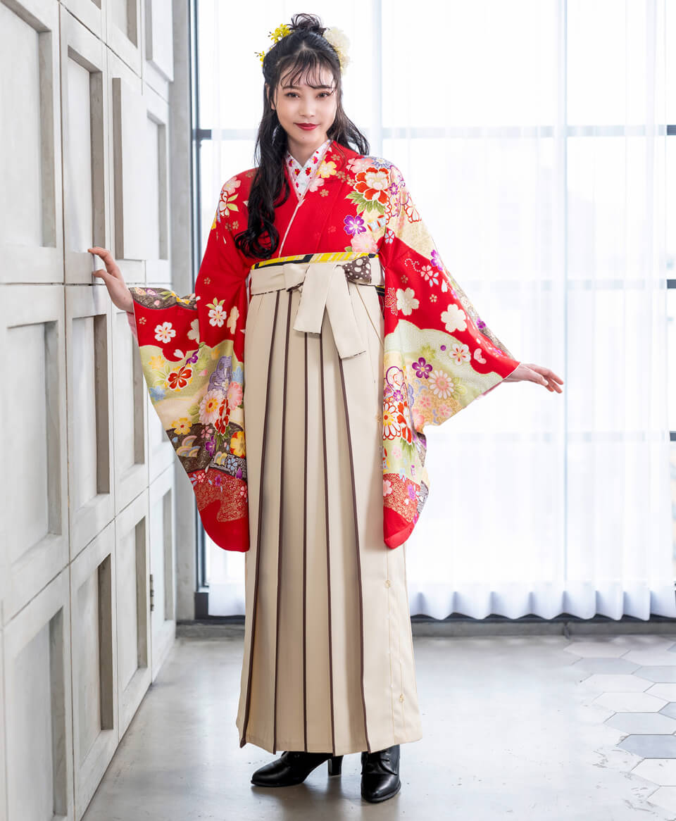 「着物：アカ和花流し小袖」と「袴：クリームすだれ」