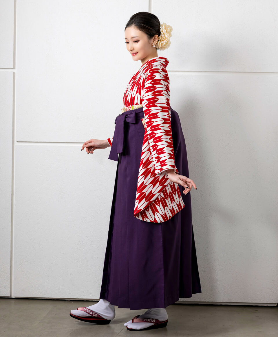 着物「アカ矢がすり」と袴「ムラサキ」
