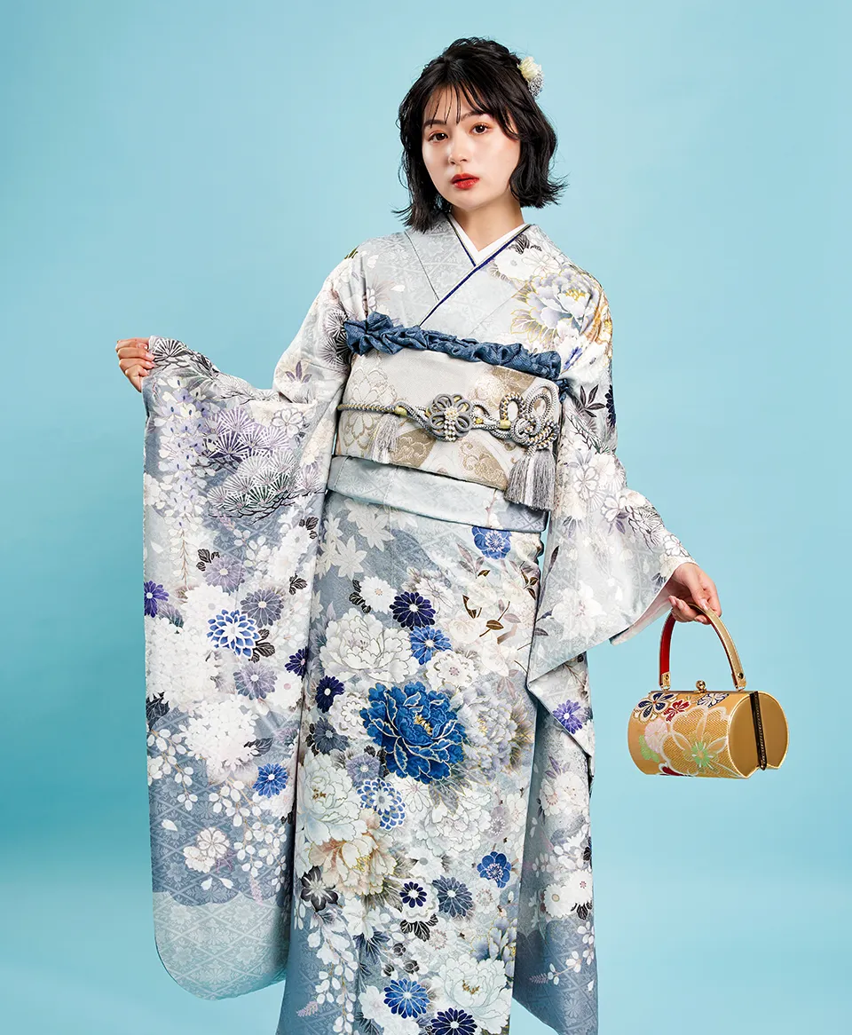 成人式にバッグを持った振袖姿の女性