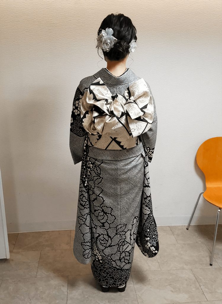 2023年成人式当日の様子|黒い総絞りの振袖