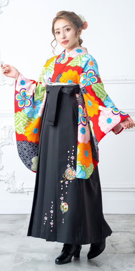 卒業式袴レンタル 着物：赤地にねじり梅とかのこ雲／CCC598 袴：クロ手まりシシュウ／KUT082