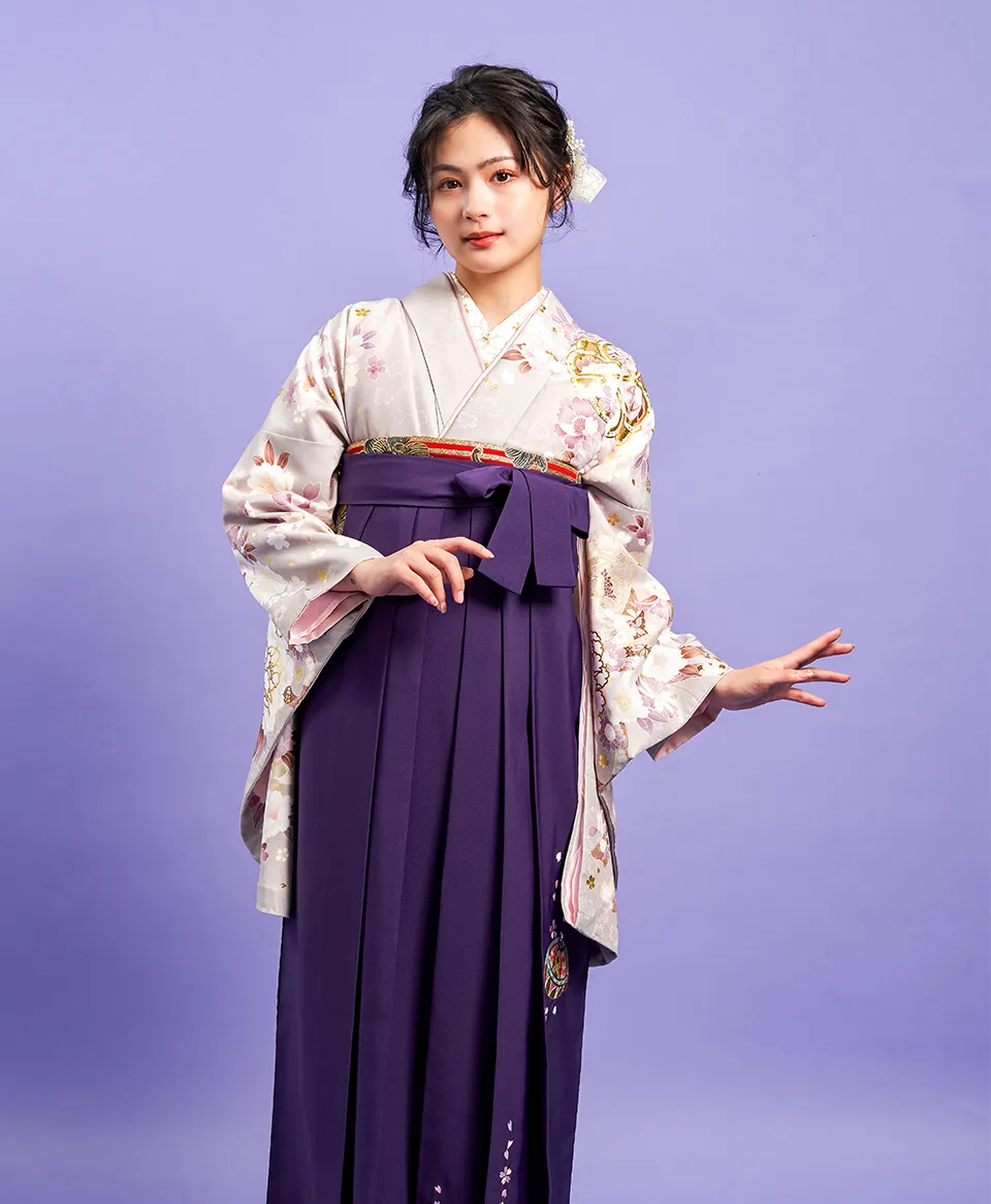 卒業式袴レンタル 着物：グレージュ金彩ブーケ／着物：BB4001 袴：ムラサキボカシ手まりシシュウ／MBT074