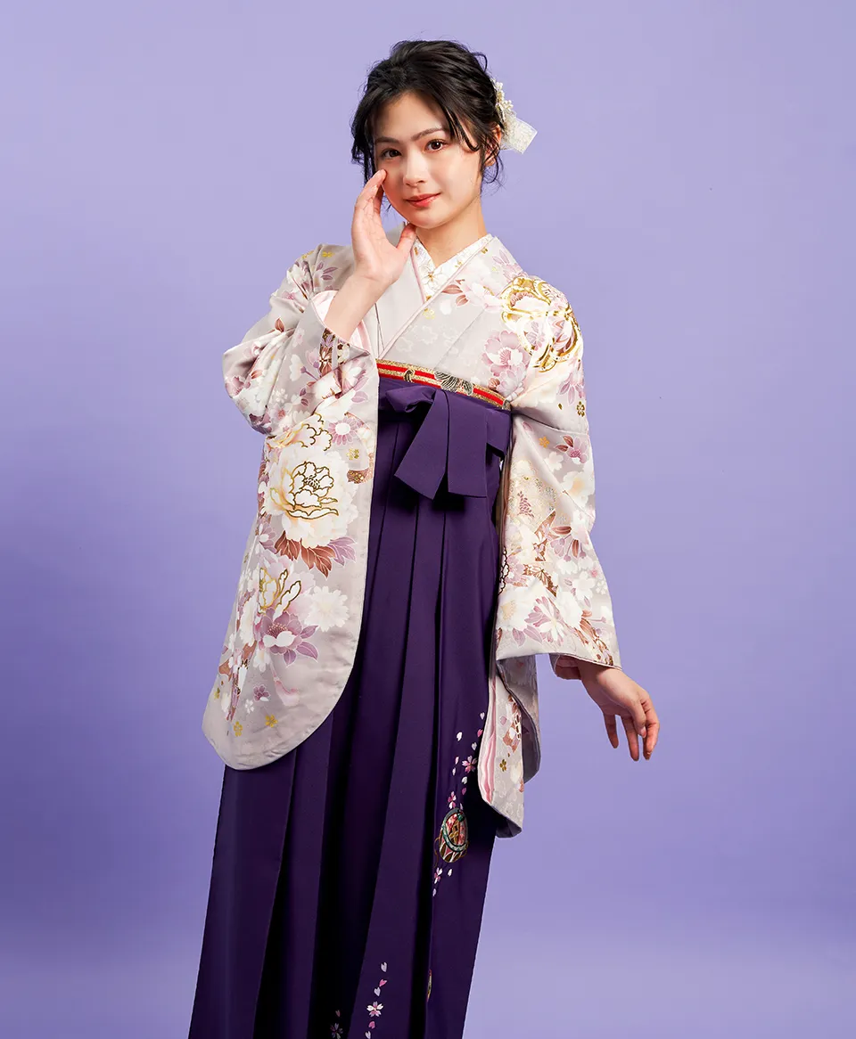 卒業式袴レンタル 着物：グレージュ金彩ブーケ／着物：BB4001 袴：ムラサキボカシ手まりシシュウ／MBT074