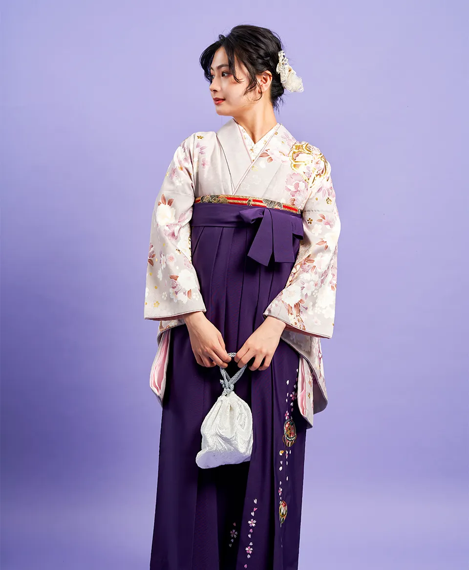 卒業式袴レンタル 着物：グレージュ金彩ブーケ／着物：BB4001 袴：ムラサキボカシ手まりシシュウ／MBT074