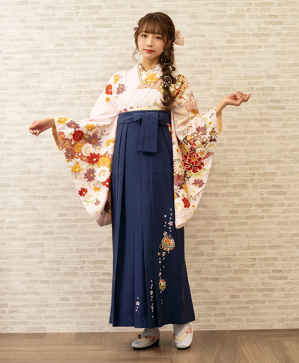 卒業式袴レンタル着物：ライトピンク手まり金散し花／BB4002 袴：コン手まりシシュウ／KOT085