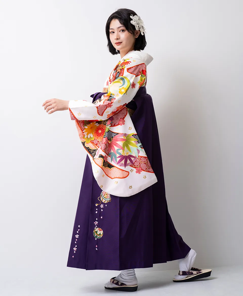 卒業式袴レンタル 着物：白に短冊金散し花／BBB473 袴：ムラサキボカシ手まりシシュウ／MBT074