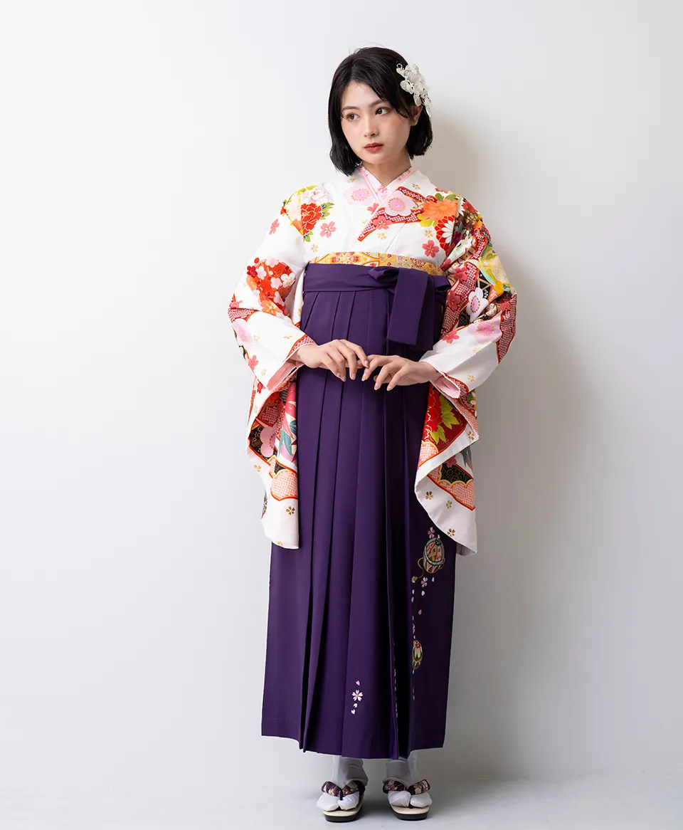 卒業式袴レンタル 着物：白に短冊金散し花／BBB473 袴：ムラサキボカシ手まりシシュウ／MBT074