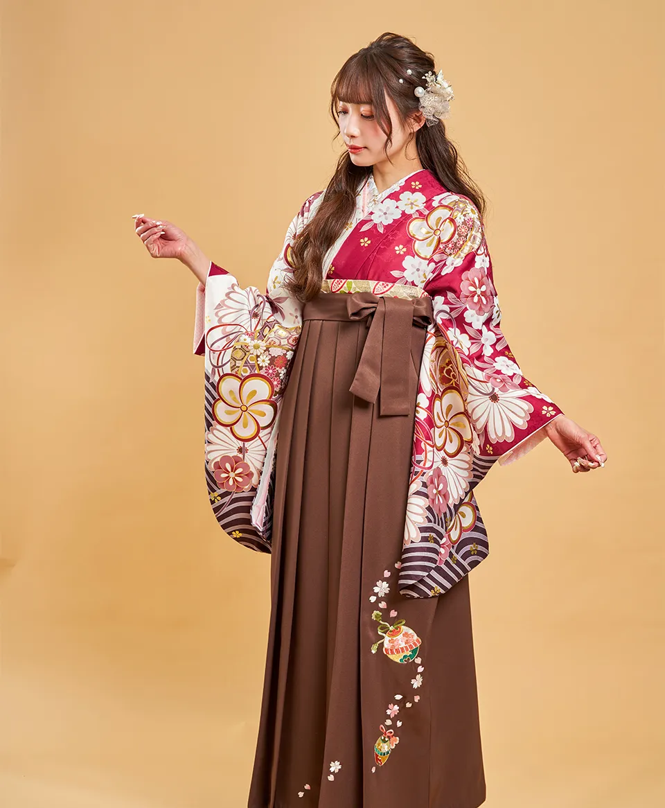 卒業式袴レンタル 着物：ワイン×ホワイト花絵羽／BBB487 袴：チャイロ鈴桜／CSZ505