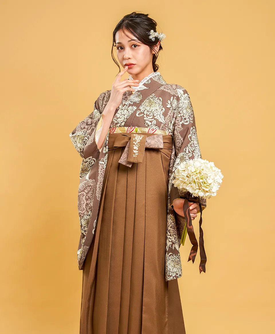 卒業式袴レンタル 着物：茶色地白菊レース／BBB490 袴：チャイロ紐レース調サクラ刺繍／CLS956