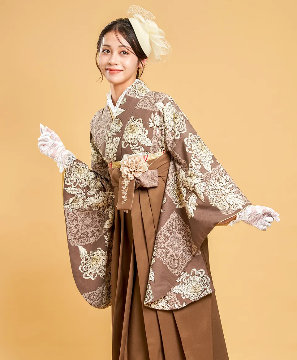 卒業式袴レンタル 着物：茶色地白菊レース／BBB490 袴：チャイロ紐レース調サクラ刺繍／CLS956