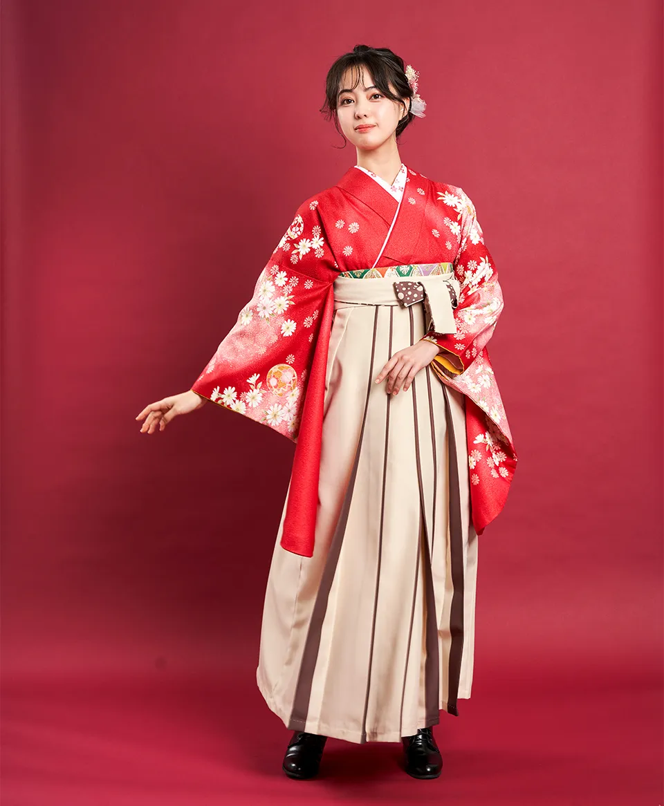 美しい袴姿でポーズをとる女性